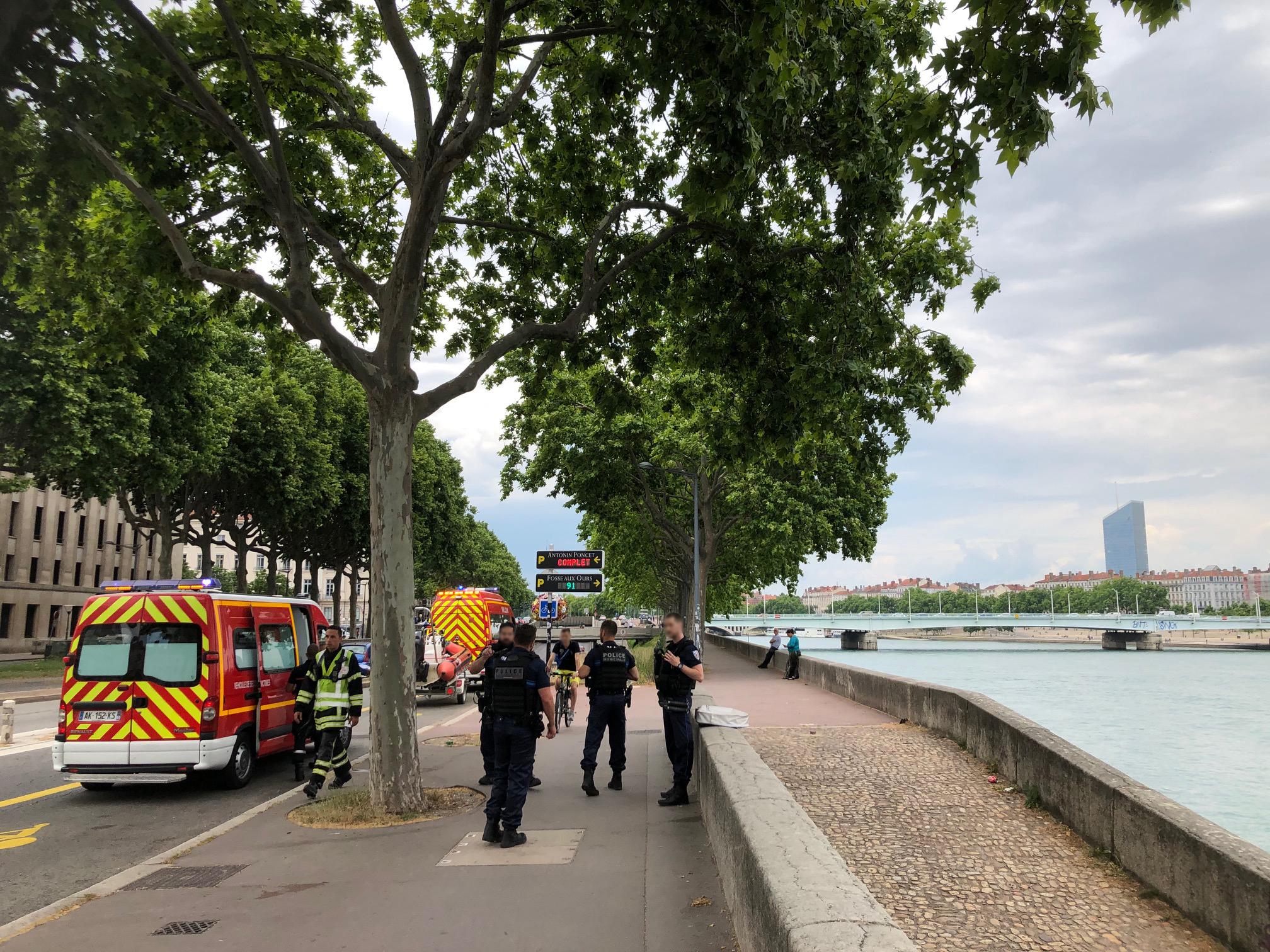 Lyon elle se jette à l eau pour sauver une femme dans le Rhône