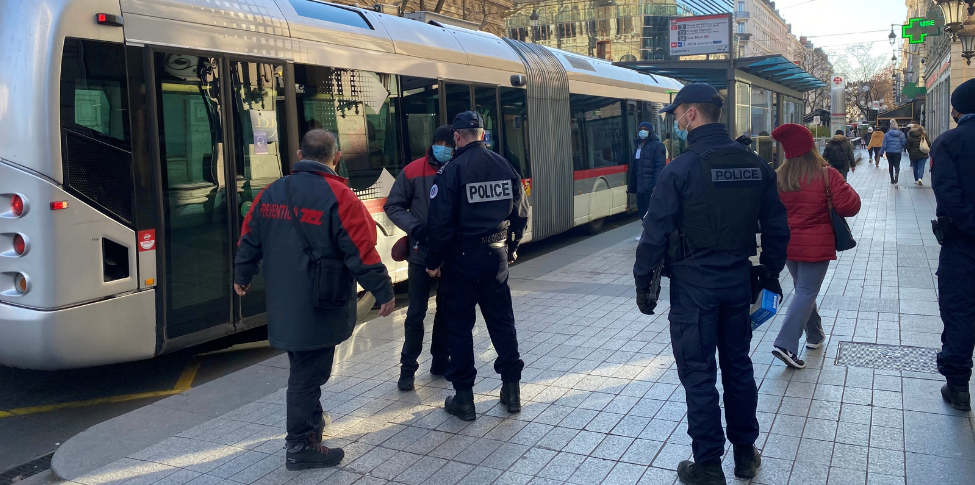 M Tropole De Lyon Arm D Un Couteau Il Menace Un Agent Tcl Radio Scoop