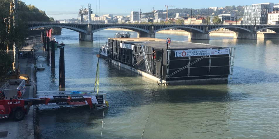 VIDÉO Lyon le théâtre flottant LÎLE Ô s installe près du pont