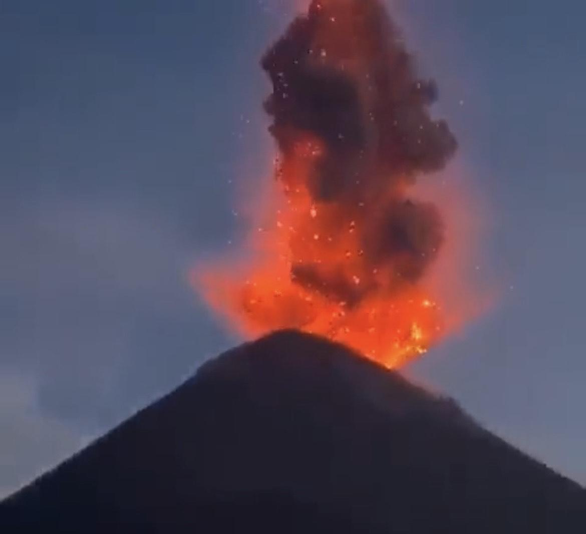 VIDÉO les images impressionnantes de l éruption de l Etna Radio SCOOP