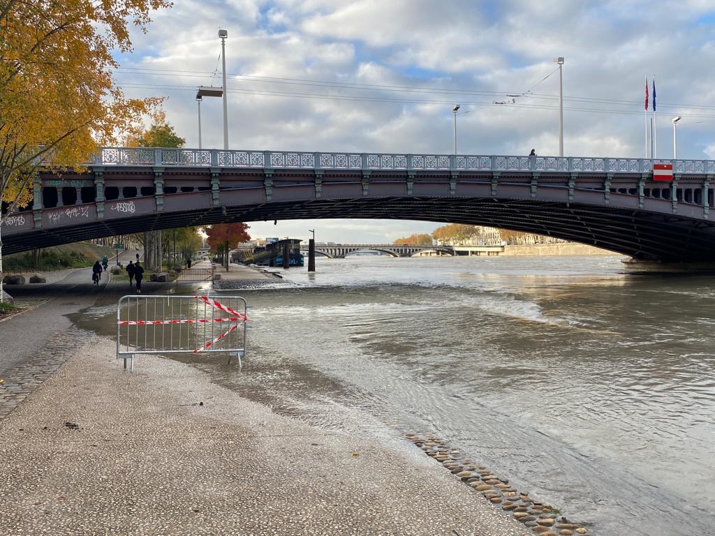 Lyon le Rhône et la Saône en crue une partie des quais interdits d