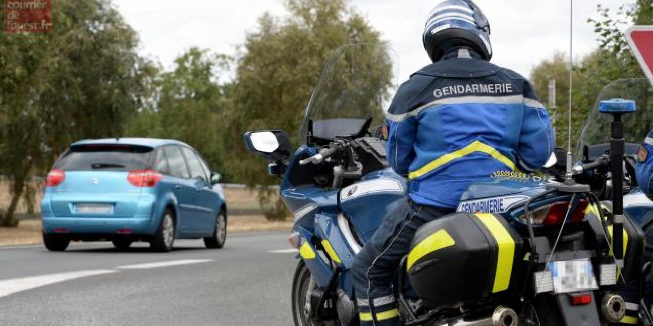 casque de moto gendarmerie nationale posé sur l'arrière d'une moto