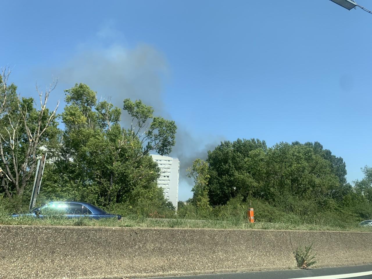 Lyon Un Incendie Près Du Périphérique Provoque Un Important Panache