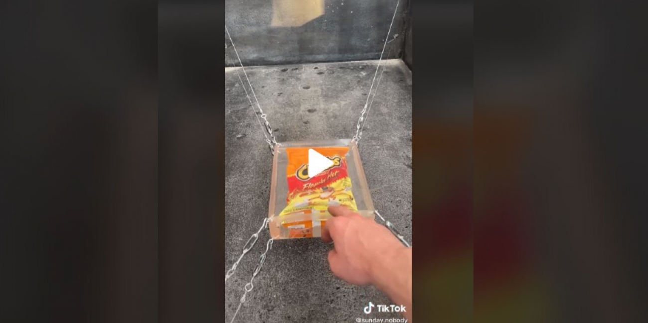Un américain enferme un paquet de chips dans un sarcophage, à ne